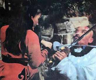 第一回　渺渺诗情楼头赏皓月　森森剑气泽畔遇奇人